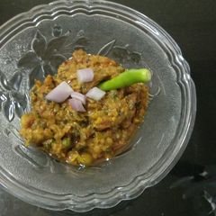 A picture of Baingan bharta with Mutter and green garlic onion.