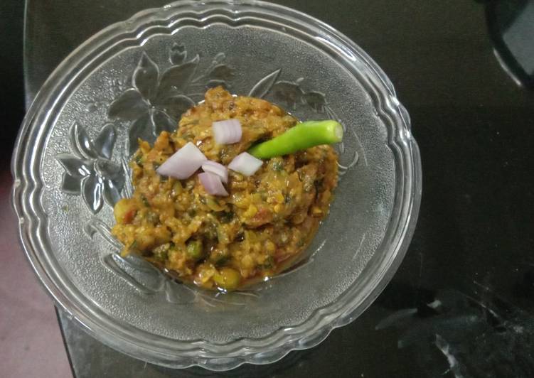 Recipe of Super Quick Homemade Baingan bharta with Mutter and green garlic onion