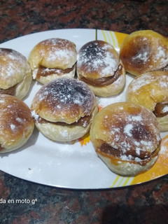 Una foto de Pan de leche rellenos con dulce de leche.