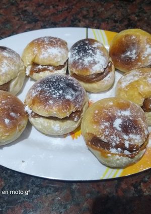 Una foto de Pan de leche rellenos con dulce de leche.