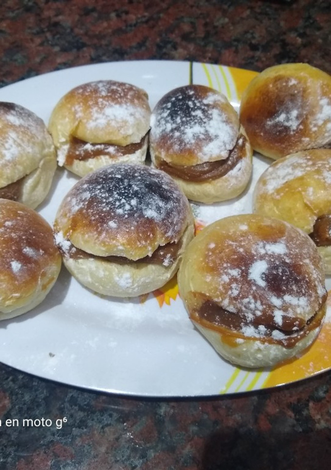 Una foto de Pan de leche rellenos con dulce de leche.