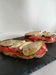 Una foto de Tosta de higos y jamón