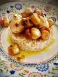 Timbal de arroz carnaroli con vieiras y zamburiñas al ajillo