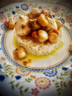 Una foto de Timbal de arroz carnaroli con vieiras y zamburiñas al ajillo