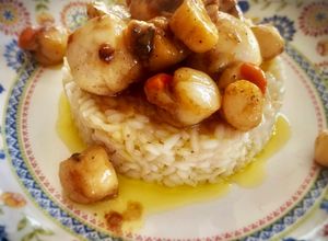 Una foto de Timbal de arroz carnaroli con vieiras y zamburiñas al ajillo