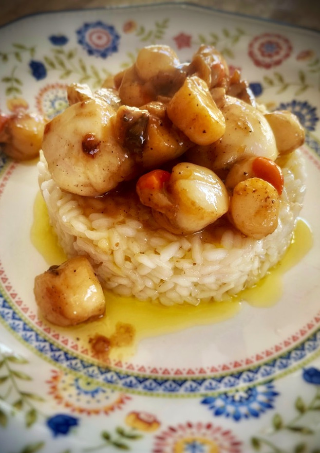 Una foto de Timbal de arroz carnaroli con vieiras y zamburiñas al ajillo