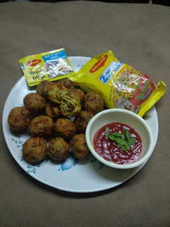મેગી ભજીયા (Maggi Bhajiya Recipe In Gujarati) રેસીપી મુખ્ય ફોટો