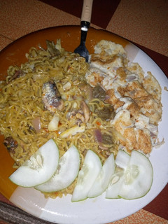 Fried Indomie with sardines and egg garnished with cucumber ainihin hoton girkin