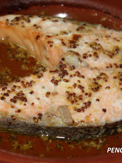 Una foto de Salmón al horno en salsa de mostaza a la antigua