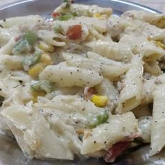 A picture of White sauce pasta.
