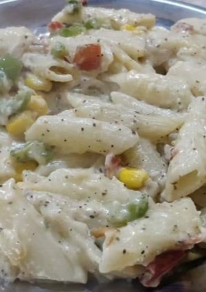 A picture of White sauce pasta.