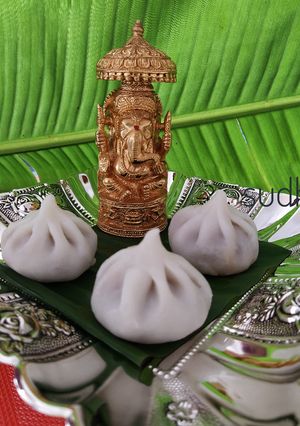 उकडीचे मोदक (ukdiche modak recipe in marathi) बाप्पाचा पारंपरिक प्रसाद रेसिपी चे मुख्य फोटो 