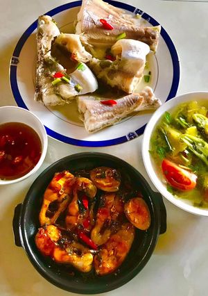 Hình của món Mâm cơm gia đình: canh chua cá hú, cá hú kho tiêu.