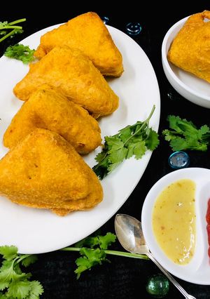 A picture of Cheesy Spicy Bread Pakoda.