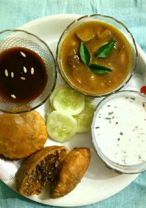 A picture of Stuff kachori with aloo sabzi.