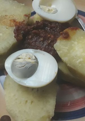 A picture of Sweet potatoes with boiled egg and sauce.