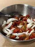 Sabores de Italia: ensalada de tomate, cebolla fresca y albahaca