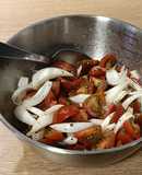 Sabores de Italia: ensalada de tomate, cebolla fresca y albahaca