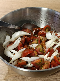 Una foto de Sabores de Italia: ensalada de tomate, cebolla fresca y albahaca