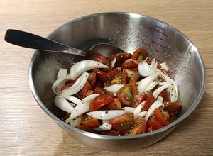 Foto principal de Sabores de Italia: ensalada de tomate, cebolla fresca y albahaca