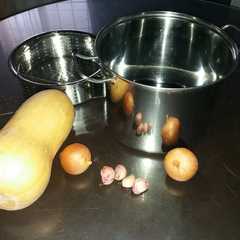 A picture of Verduras al vapor, bifecitos al horno y agua para preparaciones.