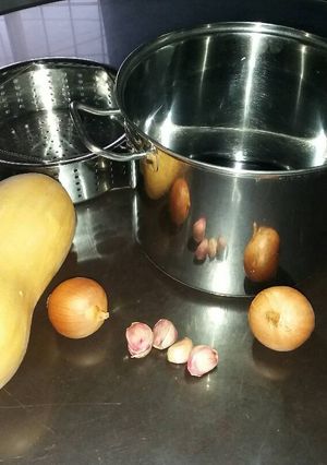 Una foto de Verduras al vapor, bifecitos al horno y agua para preparaciones