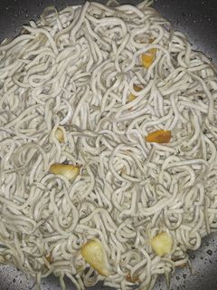 Una foto de Gulas con ajillos 🪱