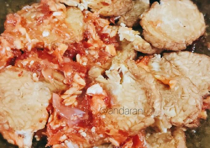 Bagaimana Menyiapkan Tempe Penyet Sambal Bawang Anti Gagal