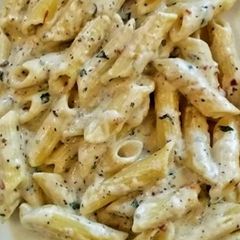 A picture of White sauce pasta.