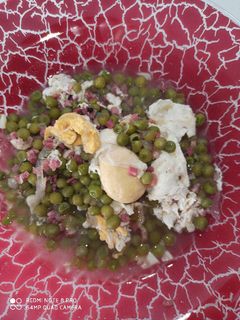 Una foto de Guisantes con jamón y huevos