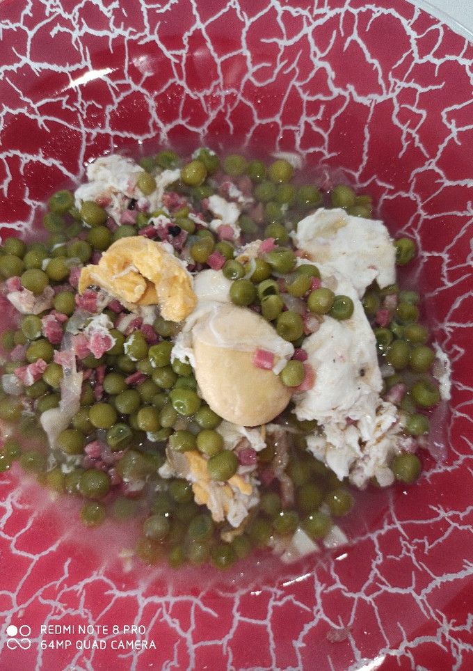 Una foto de Guisantes con jamón y huevos