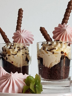 Una foto de Vasitos ó Parfaits de chocolate+ ganache+crema queso+merengue!