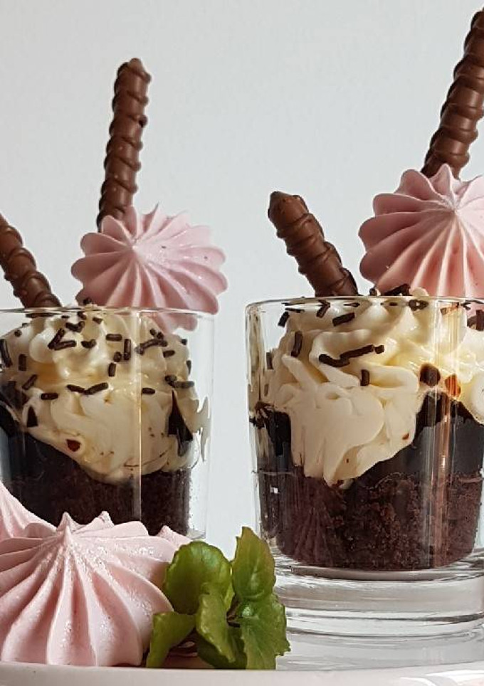 Una foto de Vasitos ó Parfaits de chocolate+ ganache+crema queso+merengue!