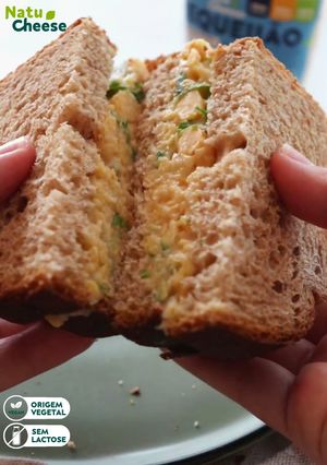Foto de Sanduíche de Grão de Bico com Requeijão Vegetal NatuCheese