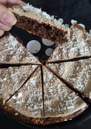 Una foto de Tarta vegetariana con crema y café😌😌😌😌