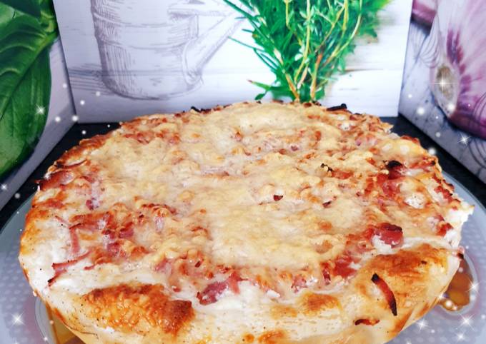 Tarte moelleuse aux lardons fumés râpé de jambon, crème fraîche