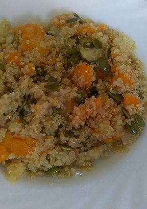 Una foto de Quinoa con calabaza roja y patata