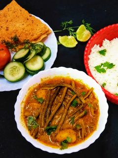 आलू सहजन की सब्जी (aloo sahjan ki sabzi recipe in Hindi) रेसिपी मुख्य फोटो