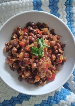 A picture of Kala chana masala.