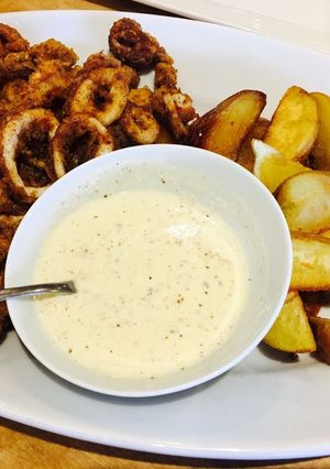 A picture of Calamari with Garlic lemon butter sauce.