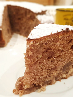 Una foto de Bizcocho de manzana y canela con nueces