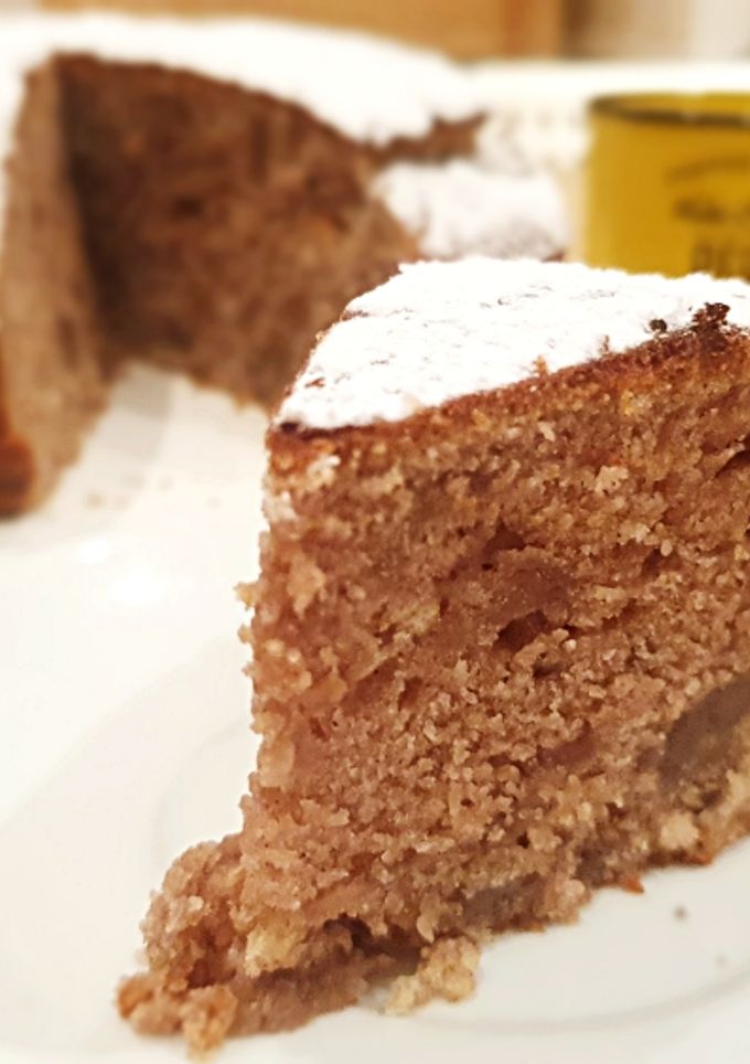 Una foto de Bizcocho de manzana y canela con nueces