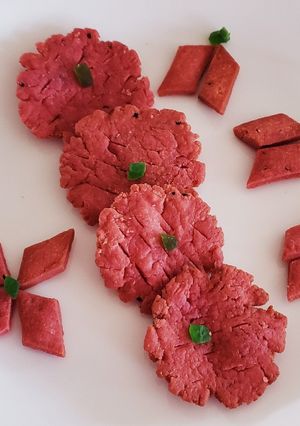 બીટરુટ ફરસી પૂરી (Beetroot Farsi Poori Recipe In Gujarati) રેસીપી મુખ્ય ફોટો