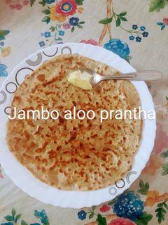 जम्बो आलू पराठा (Jumbo aloo paratha recipe in Hindi) रेसिपी मुख्य फोटो