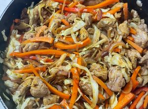 Una foto de Muslo de pavo salteado con verduras!!! 🫶🏻