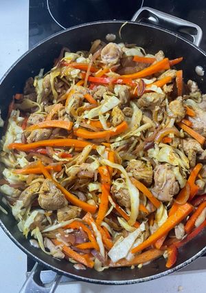 Una foto de Muslo de pavo salteado con verduras!!! 🫶🏻