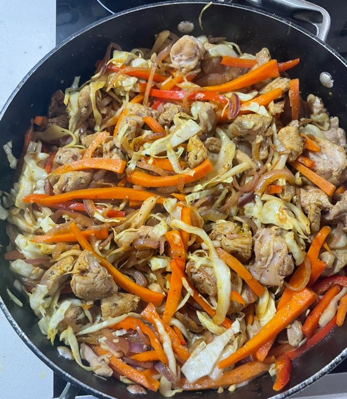 Una foto de Muslo de pavo salteado con verduras!!! 🫶🏻