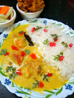 आलू लच्छा पकौड़ा कढी (Aloo lachha Pakoda kadhi recipe in Hindi) रेसिपी मुख्य फोटो