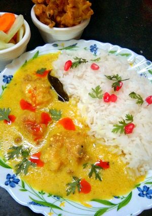 आलू लच्छा पकौड़ा कढी (Aloo lachha Pakoda kadhi recipe in Hindi) रेसिपी मुख्य फोटो