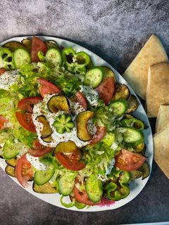 صورة لوصفة سلطة باذنجان بالزبادي لذيذة 🥬🥒🍅